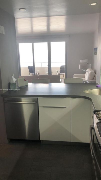 Recently Rented: $3,350 (1 beds, 2 baths, 906 Square Feet)