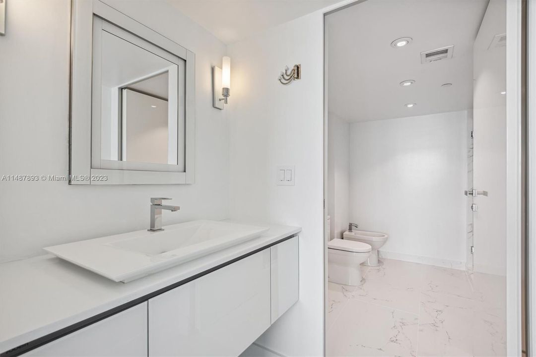 Vendido Recientemente: $1,100,000 (2 camas, 2 baños, 1078 Pies cuadrados)