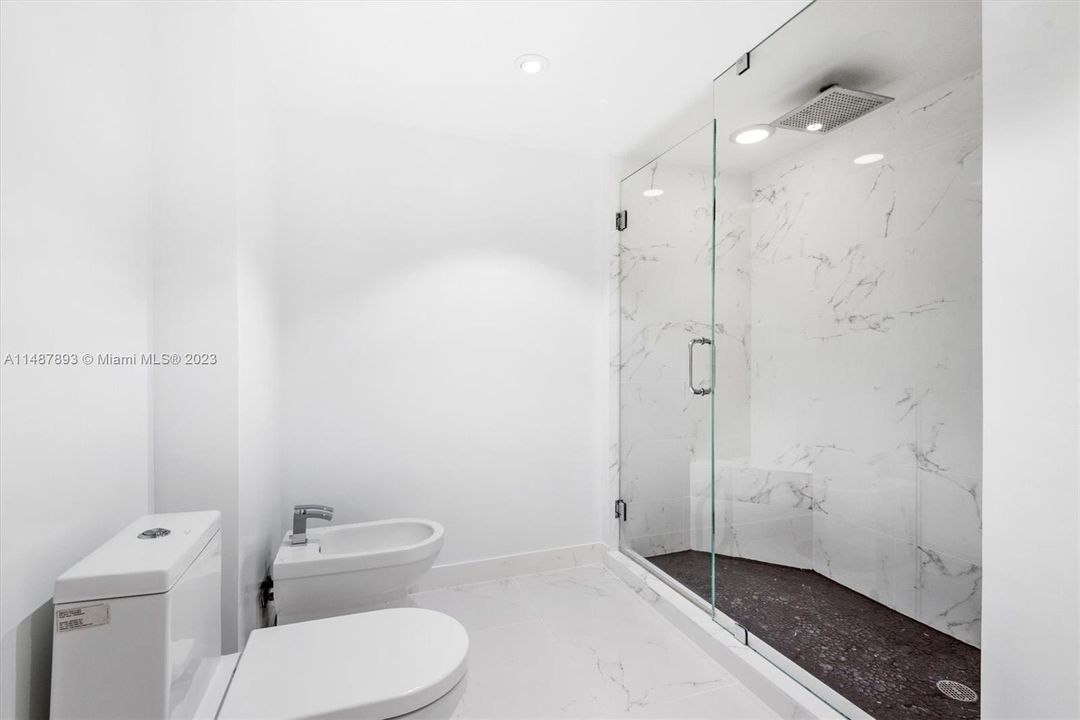 Vendido Recientemente: $1,100,000 (2 camas, 2 baños, 1078 Pies cuadrados)