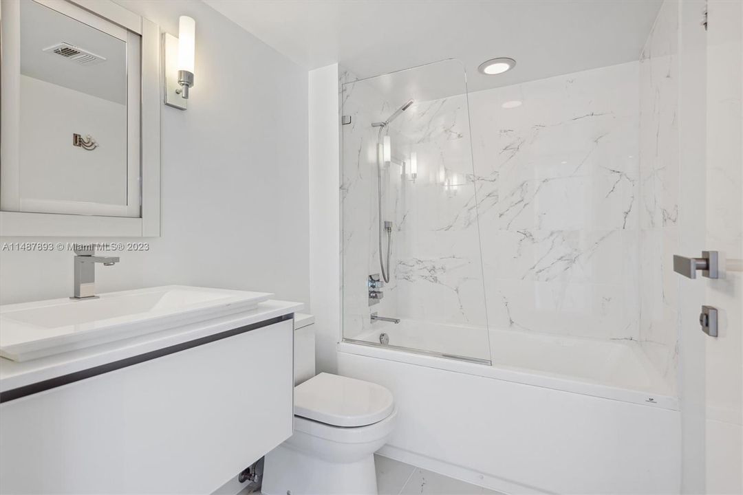 Vendido Recientemente: $1,100,000 (2 camas, 2 baños, 1078 Pies cuadrados)