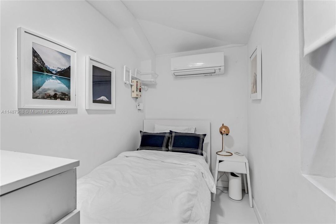 Recently Rented: $17,500 (3 beds, 2 baths, 1079 Square Feet)