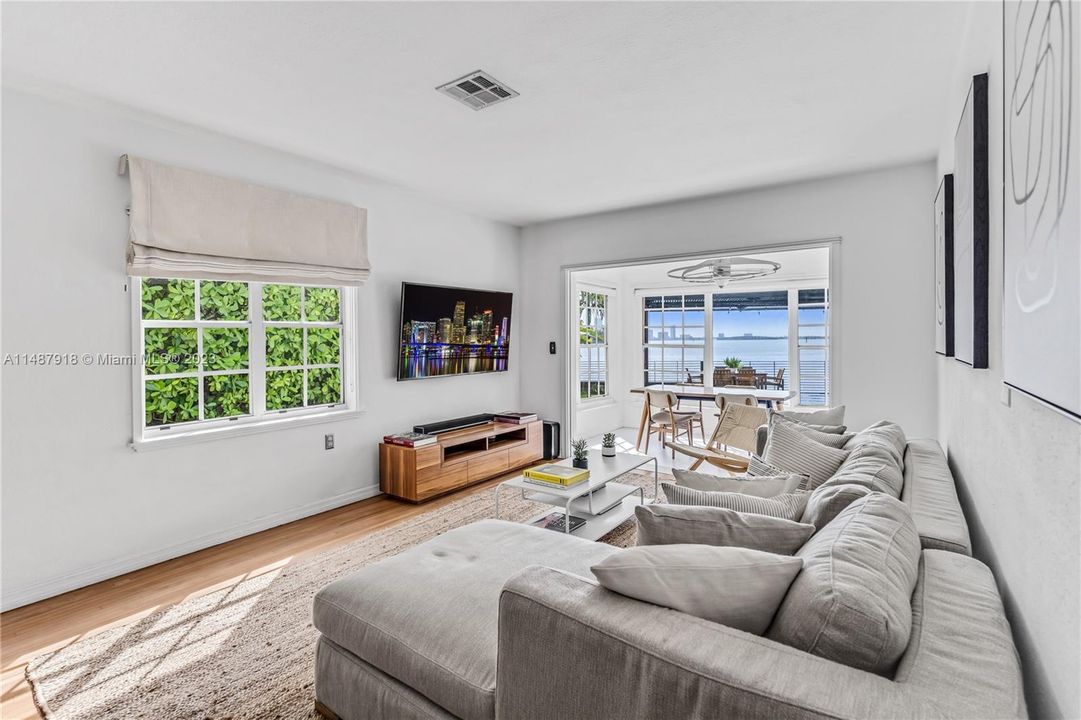 Recently Rented: $17,500 (3 beds, 2 baths, 1079 Square Feet)