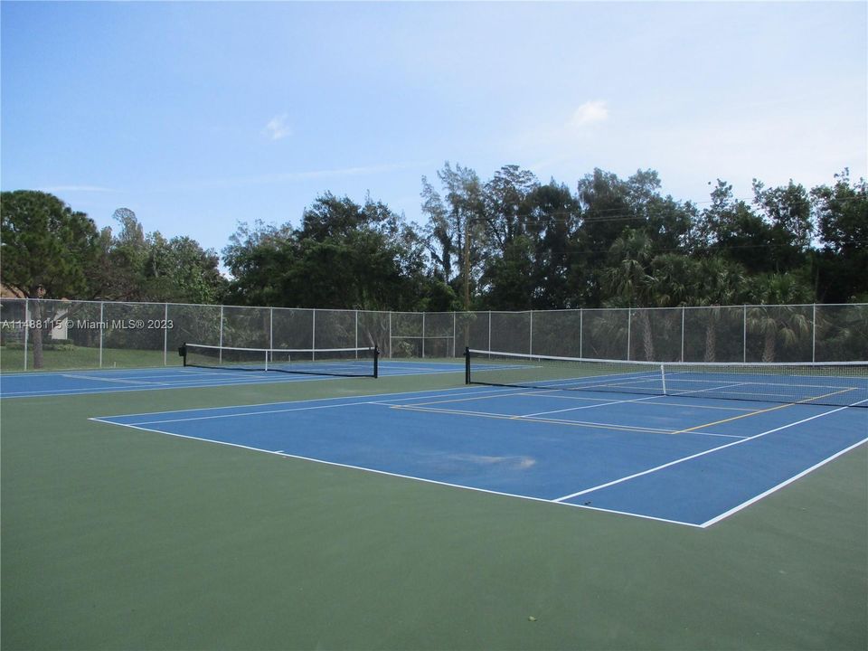 TENNIS & PICKLE BALL COURTS