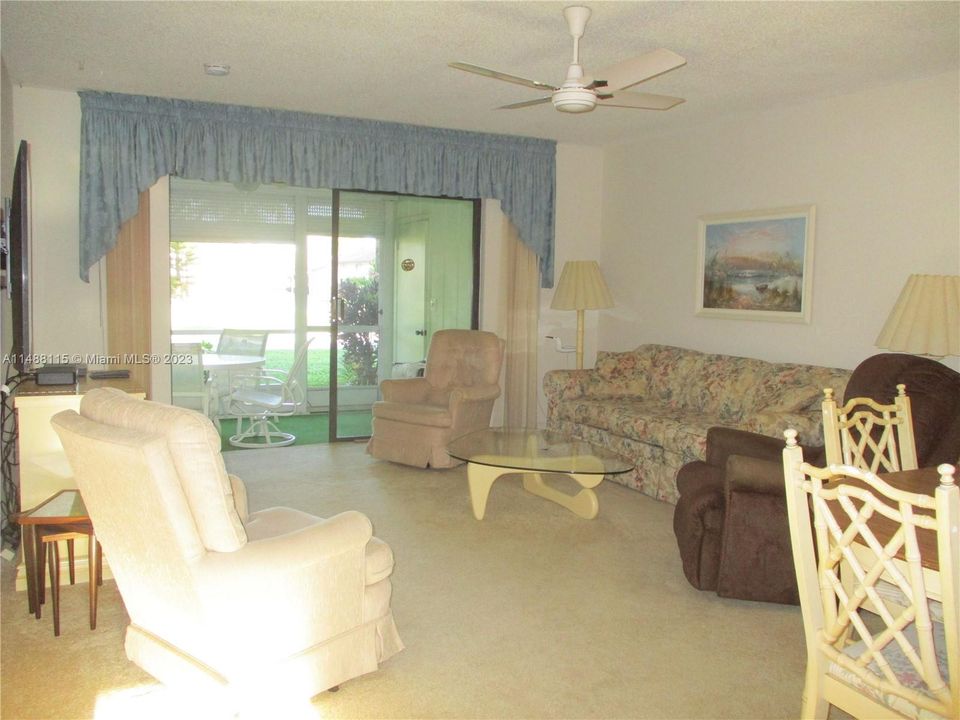 LIVING/DINING AREA WITH SCREENED PATIO