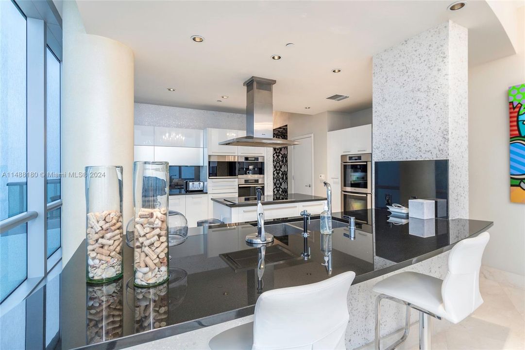 Недавно продано: $4,495,000 (4 спален, 4 ванн, 4677 Квадратных фут)