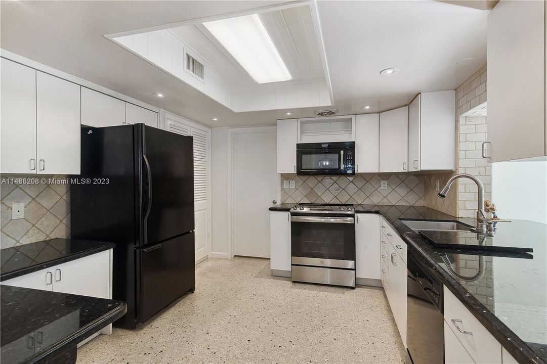 Недавно продано: $899,900 (4 спален, 3 ванн, 2381 Квадратных фут)