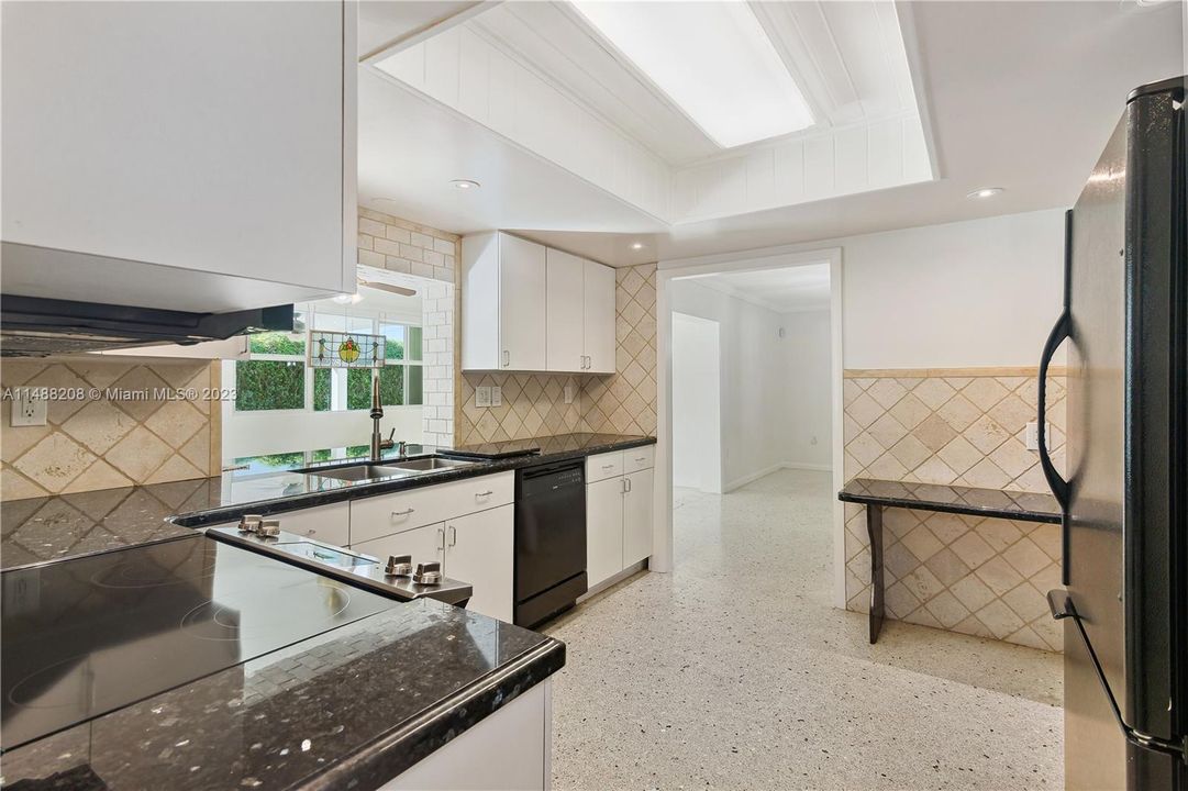 Недавно продано: $899,900 (4 спален, 3 ванн, 2381 Квадратных фут)