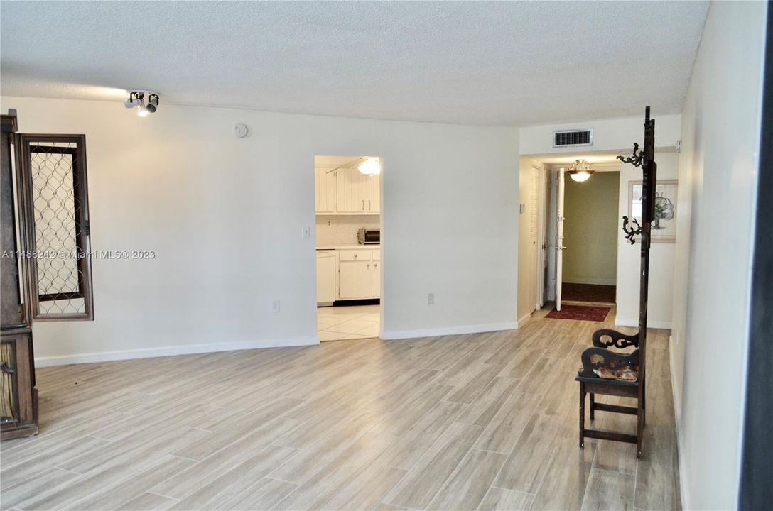 For Sale: $250,000 (1 beds, 1 baths, 775 Square Feet)