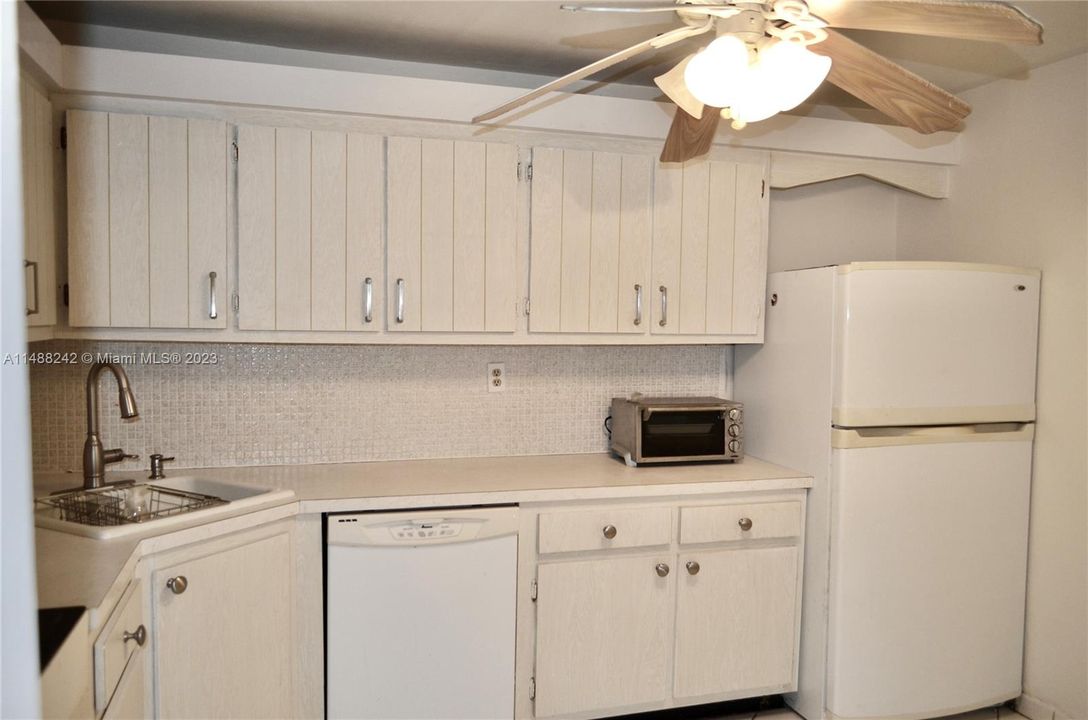 For Sale: $235,000 (1 beds, 1 baths, 775 Square Feet)