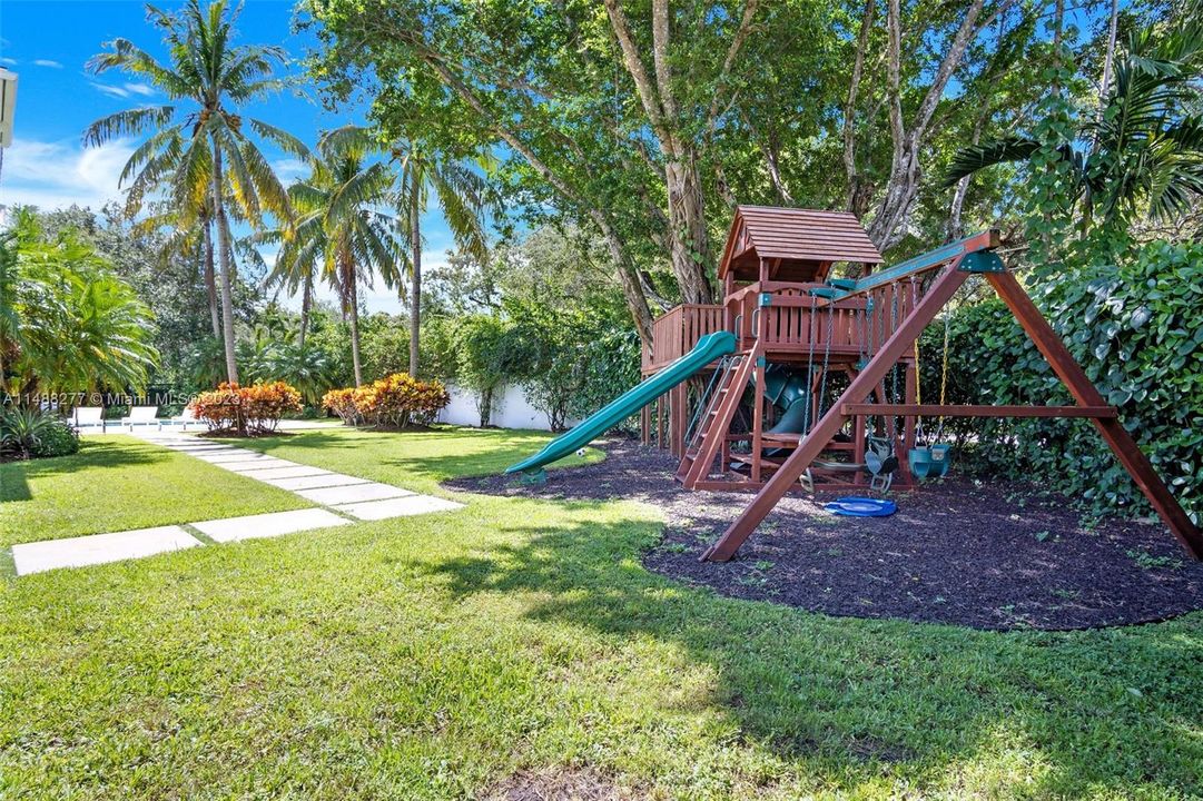 Недавно продано: $2,349,000 (5 спален, 4 ванн, 3972 Квадратных фут)