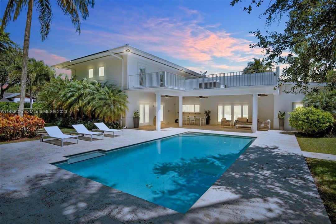 Недавно продано: $2,349,000 (5 спален, 4 ванн, 3972 Квадратных фут)