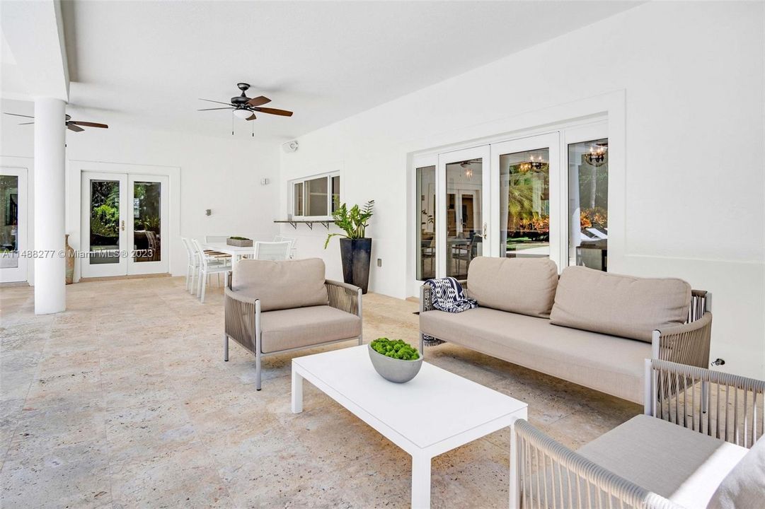 Недавно продано: $2,349,000 (5 спален, 4 ванн, 3972 Квадратных фут)