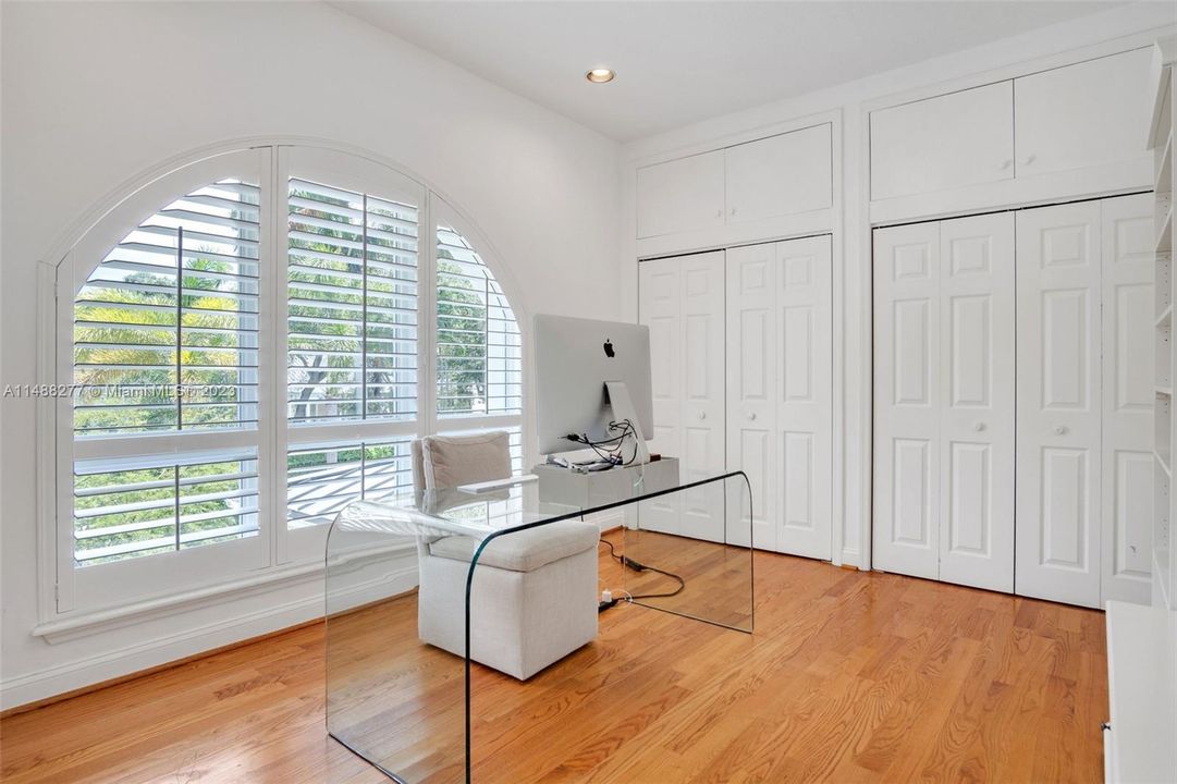 Недавно продано: $2,349,000 (5 спален, 4 ванн, 3972 Квадратных фут)