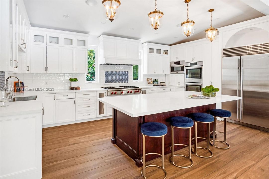 Недавно продано: $2,349,000 (5 спален, 4 ванн, 3972 Квадратных фут)