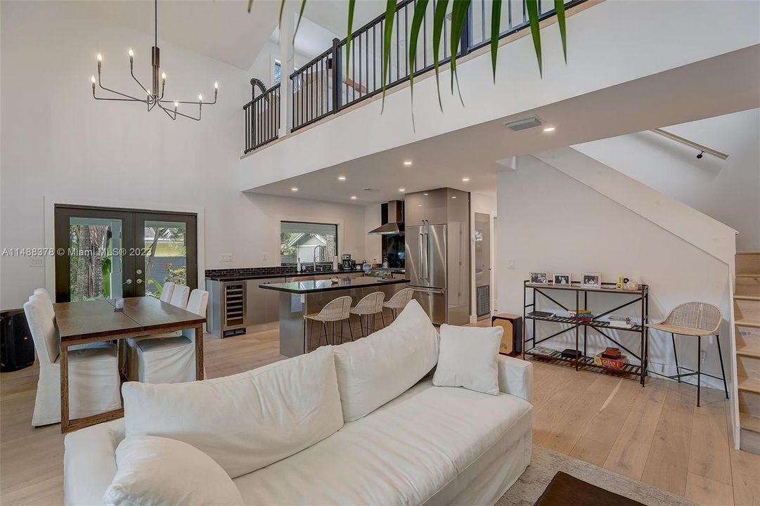 最近售出: $1,100,000 (3 贝兹, 2 浴室, 1672 平方英尺)