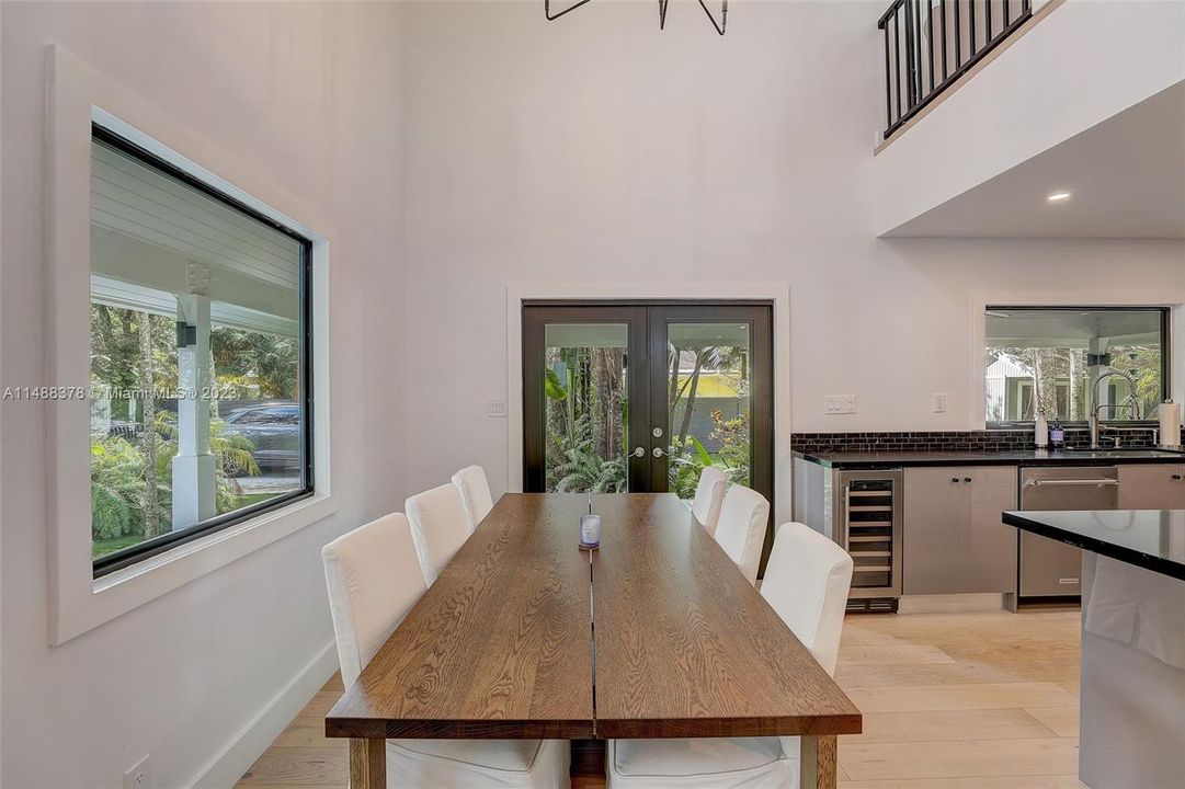 最近售出: $1,100,000 (3 贝兹, 2 浴室, 1672 平方英尺)