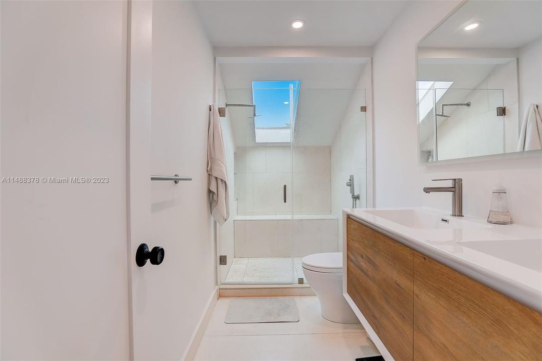 最近售出: $1,100,000 (3 贝兹, 2 浴室, 1672 平方英尺)