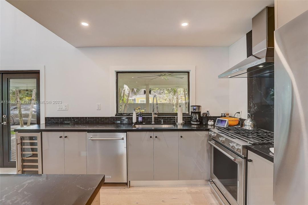 最近售出: $1,100,000 (3 贝兹, 2 浴室, 1672 平方英尺)