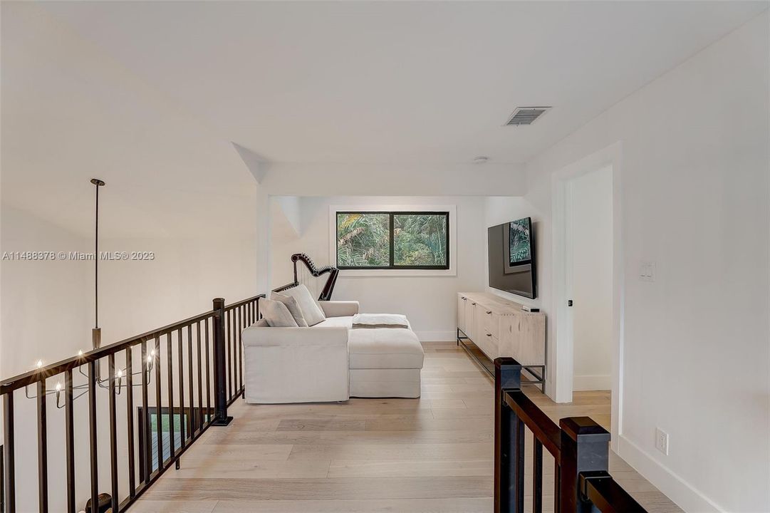 最近售出: $1,100,000 (3 贝兹, 2 浴室, 1672 平方英尺)