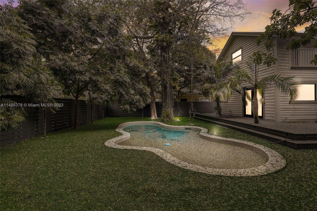 最近售出: $1,100,000 (3 贝兹, 2 浴室, 1672 平方英尺)