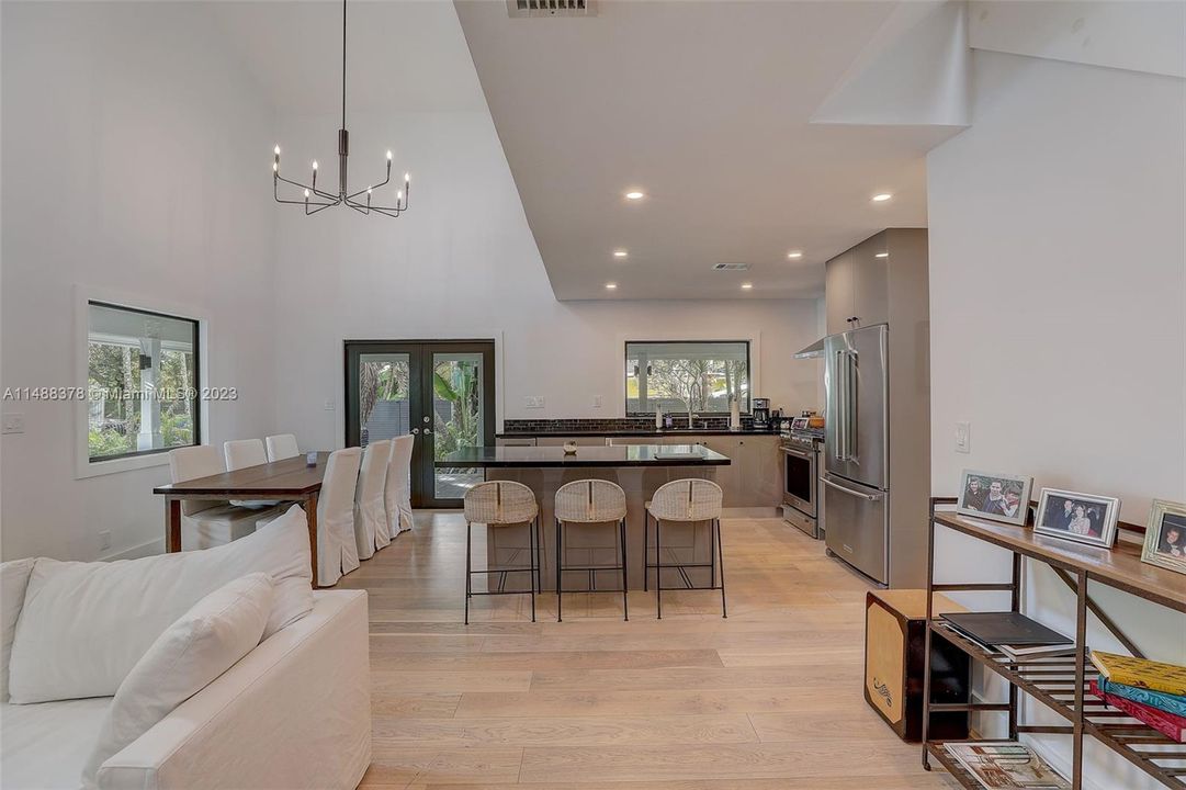 最近售出: $1,100,000 (3 贝兹, 2 浴室, 1672 平方英尺)