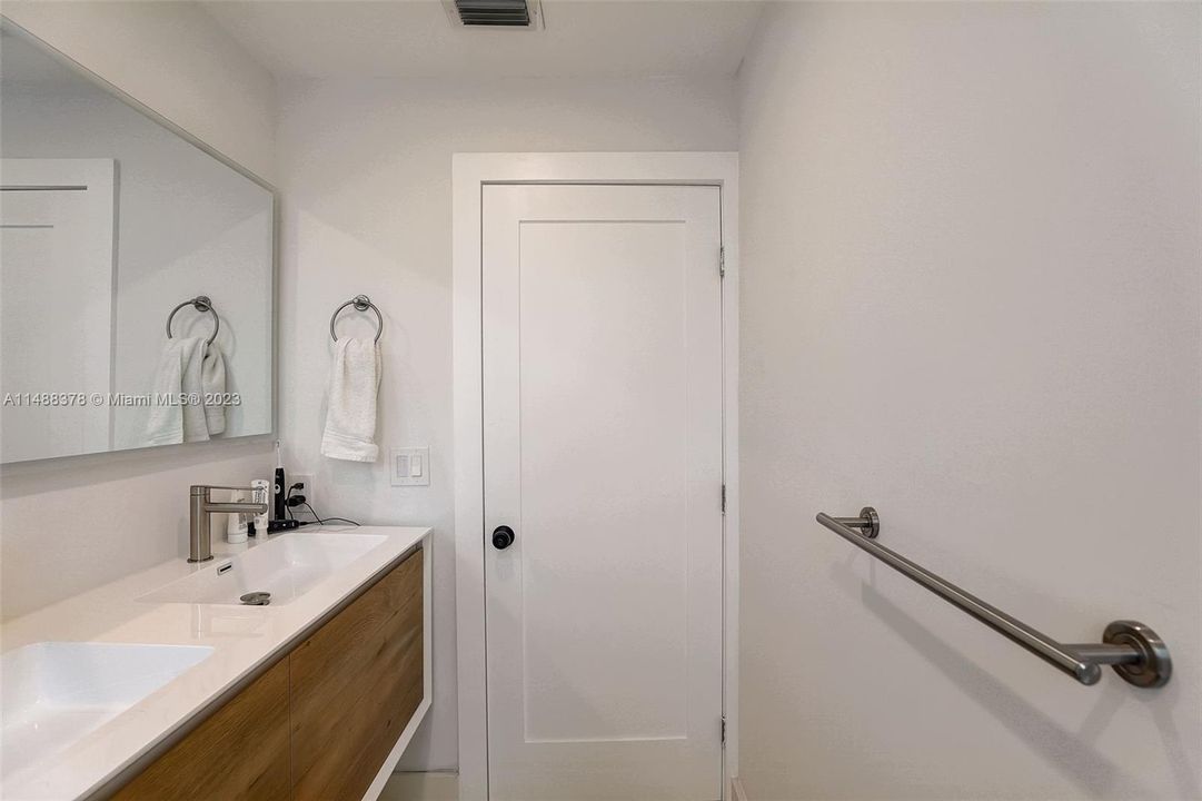 最近售出: $1,100,000 (3 贝兹, 2 浴室, 1672 平方英尺)