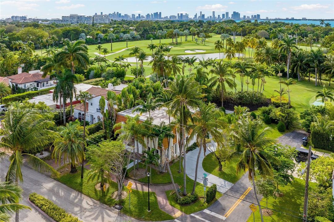 Vendido Recientemente: $1,999,999 (4 camas, 4 baños, 3686 Pies cuadrados)