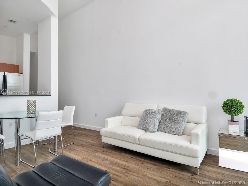 Recently Sold: $385,000 (1 beds, 1 baths, 678 Square Feet)