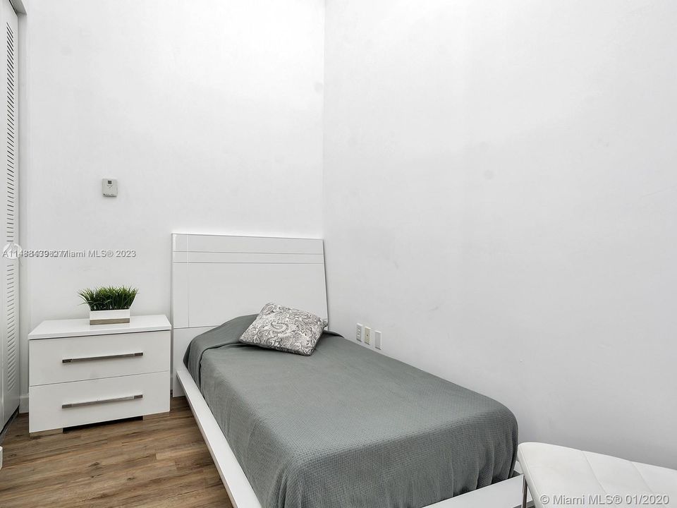 Recently Sold: $385,000 (1 beds, 1 baths, 678 Square Feet)