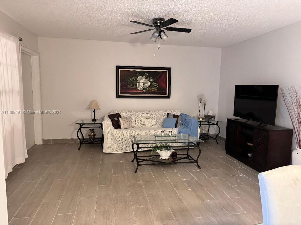Active With Contract: $169,000 (2 beds, 2 baths, 968 Square Feet)