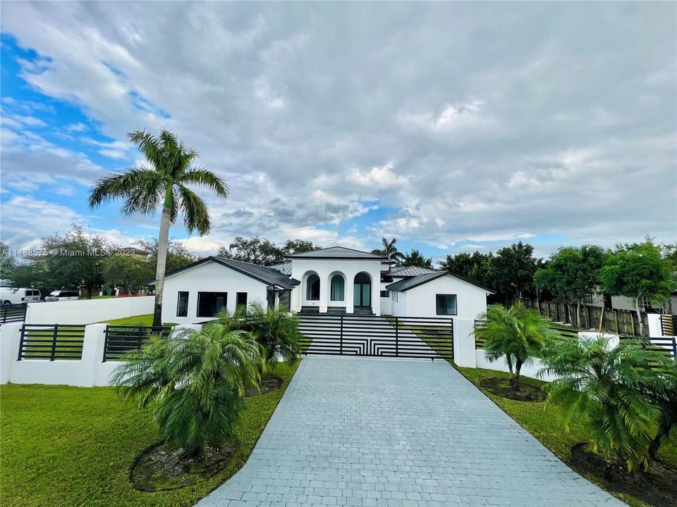 Recently Sold: $1,699,000 (5 beds, 4 baths, 3385 Square Feet)