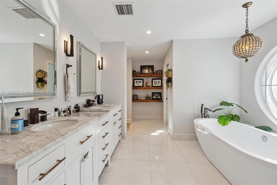 Recently Sold: $4,450,000 (5 beds, 4 baths, 3623 Square Feet)