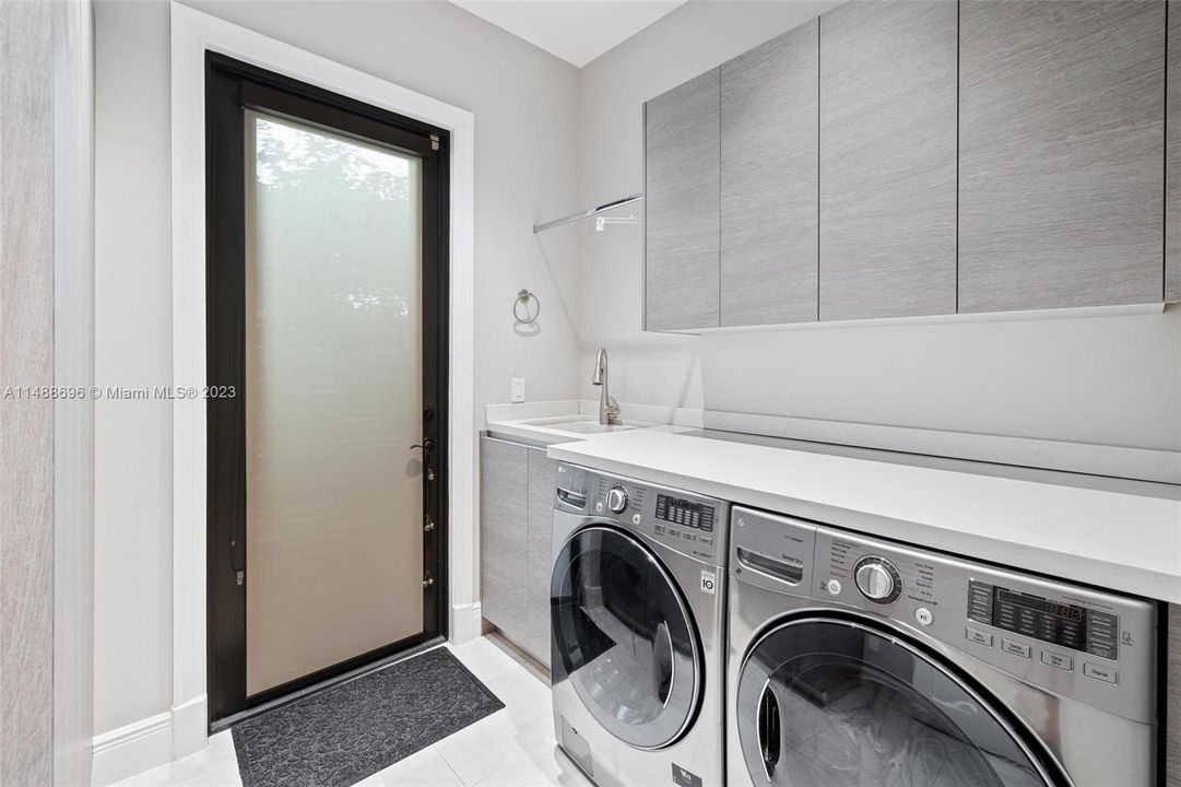 Recently Sold: $4,450,000 (5 beds, 4 baths, 3623 Square Feet)