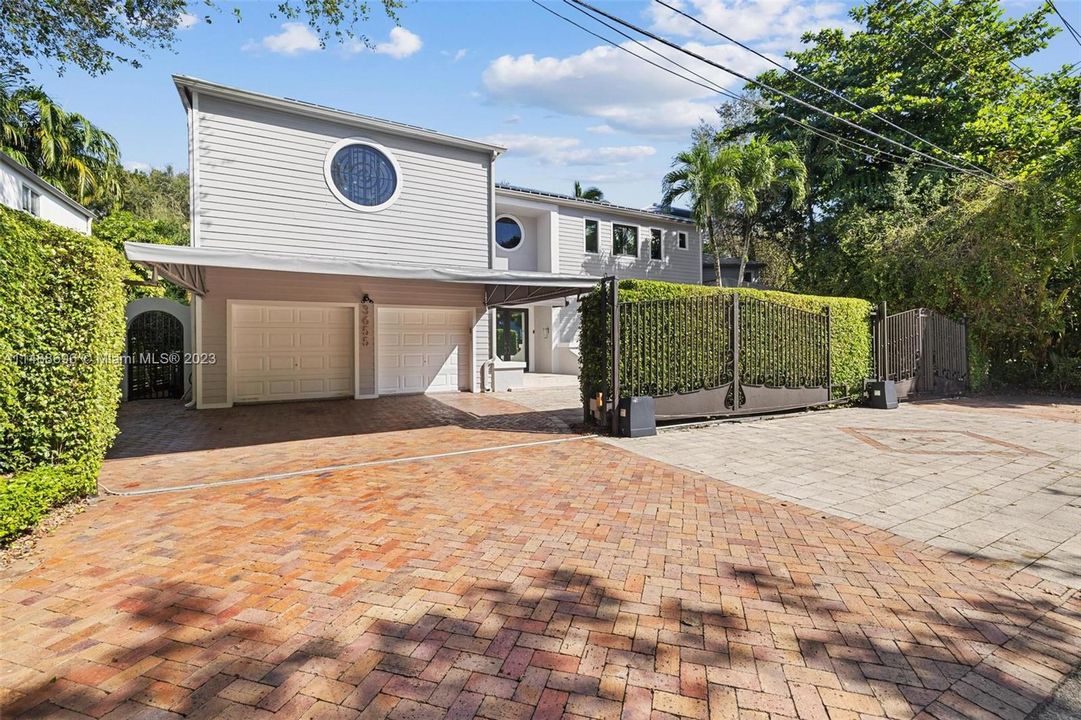 Recently Sold: $4,450,000 (5 beds, 4 baths, 3623 Square Feet)