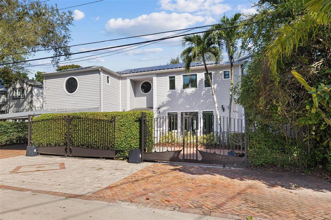 Recently Sold: $4,450,000 (5 beds, 4 baths, 3623 Square Feet)