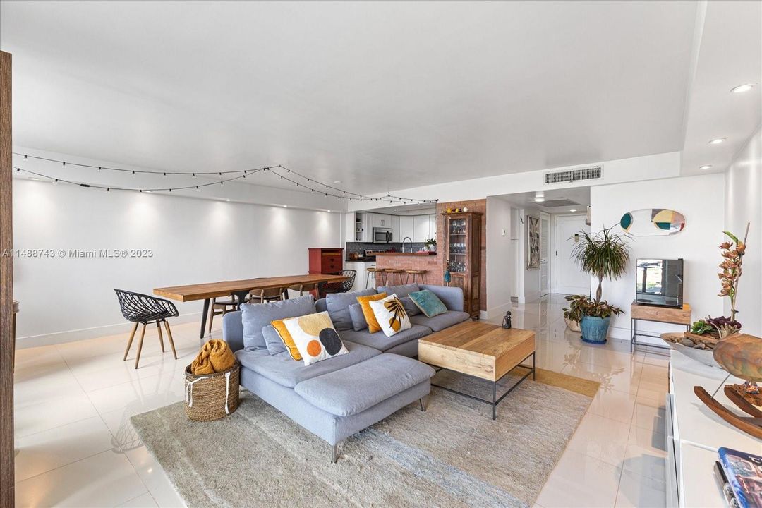 Vendido Recientemente: $718,000 (2 camas, 2 baños, 1484 Pies cuadrados)