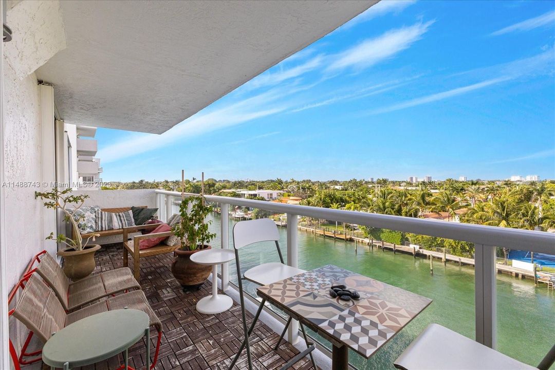 Vendido Recientemente: $718,000 (2 camas, 2 baños, 1484 Pies cuadrados)