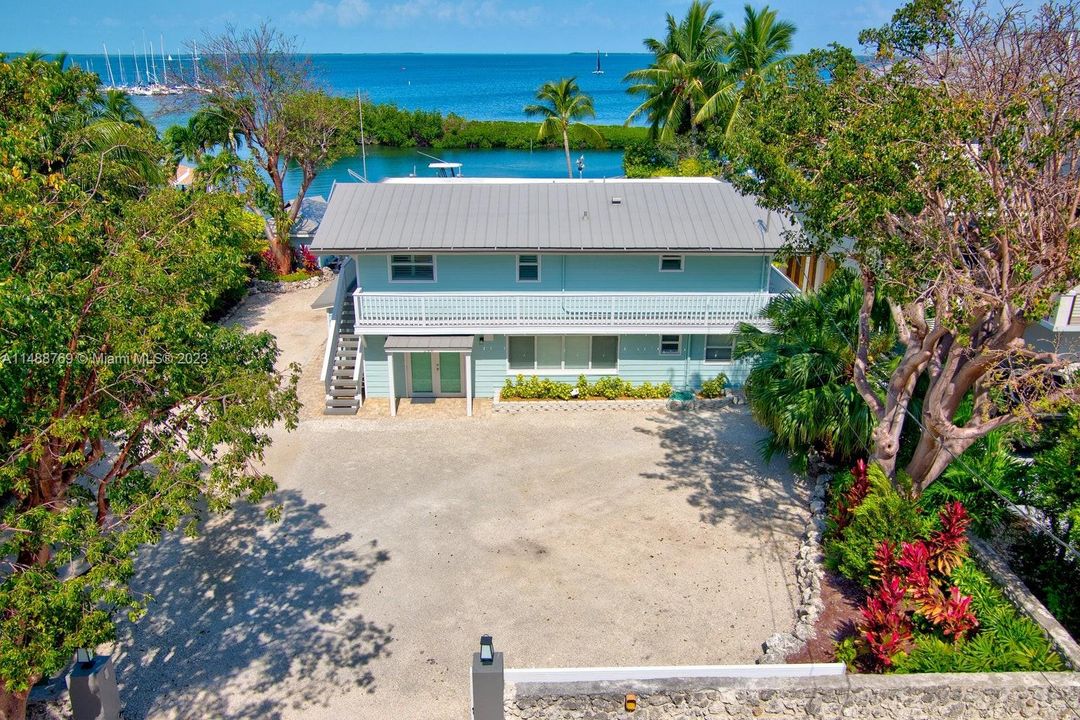 Recently Sold: $2,700,000 (3 beds, 2 baths, 2034 Square Feet)