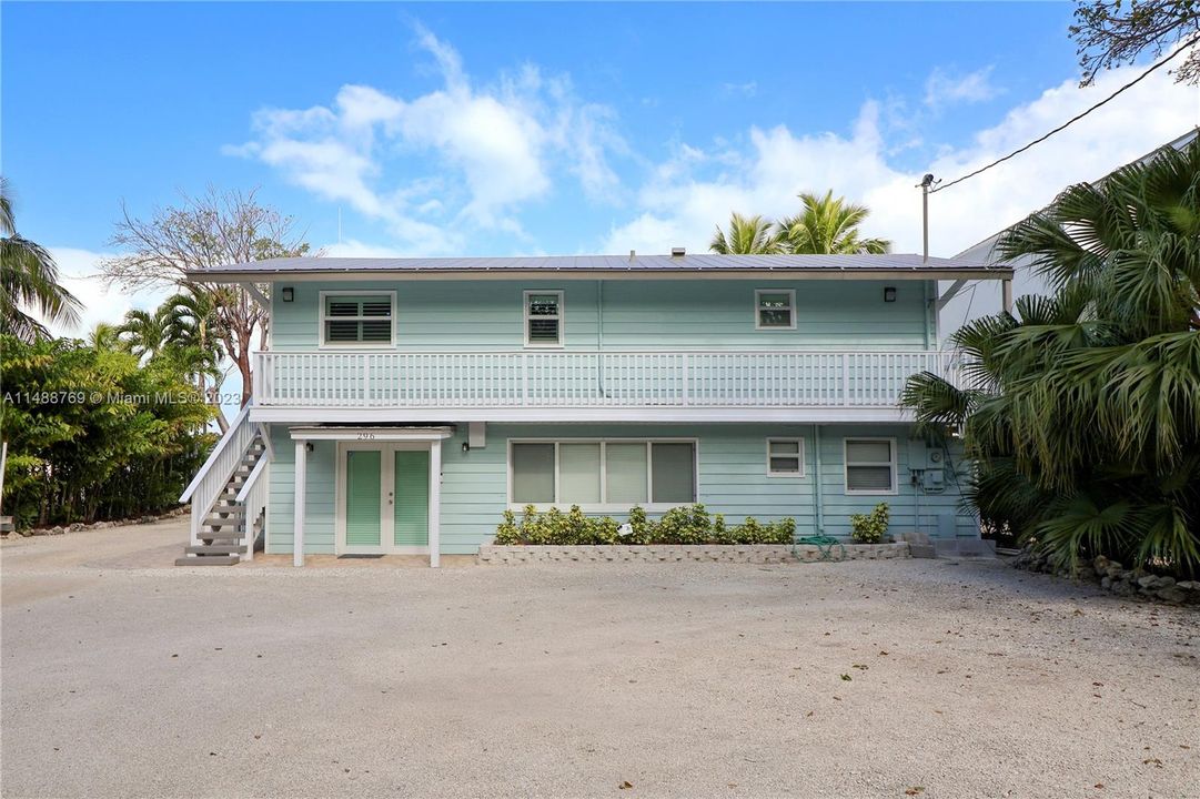 Recently Sold: $2,700,000 (3 beds, 2 baths, 2034 Square Feet)