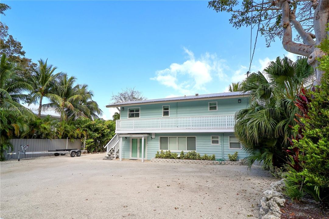 Recently Sold: $2,700,000 (3 beds, 2 baths, 2034 Square Feet)