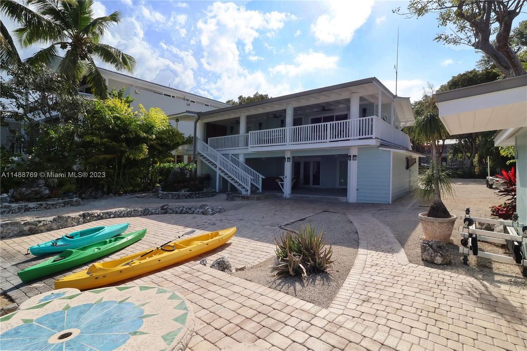 Recently Sold: $2,700,000 (3 beds, 2 baths, 2034 Square Feet)