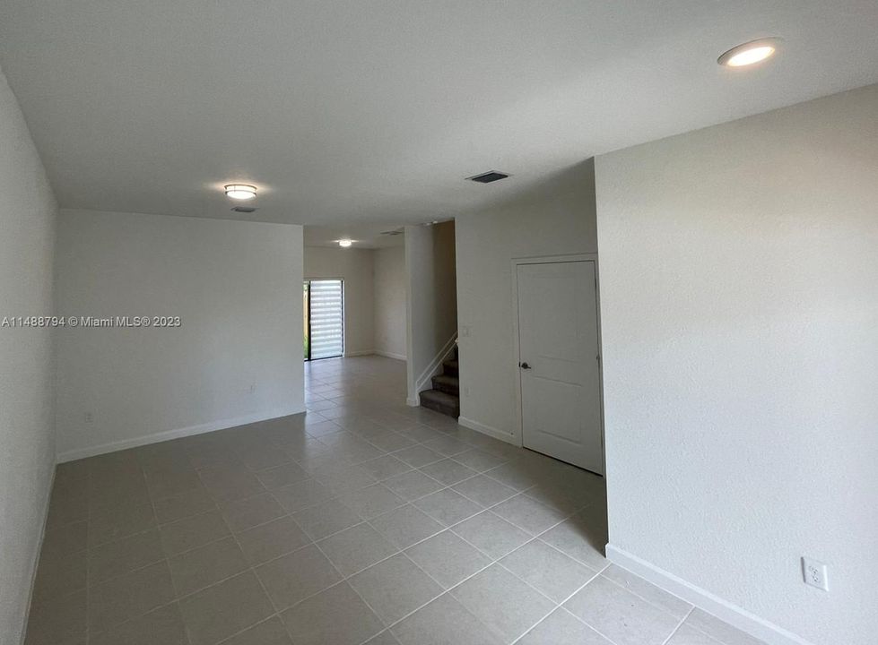 Recently Rented: $2,600 (3 beds, 2 baths, 1296 Square Feet)
