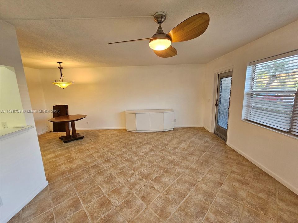 Recently Sold: $127,000 (1 beds, 1 baths, 738 Square Feet)