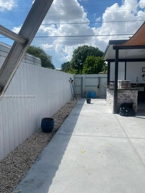 For Rent: $2,900 (2 beds, 1 baths, 750 Square Feet)