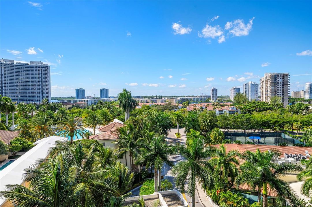 Active With Contract: $3,400,000 (3 beds, 3 baths, 2840 Square Feet)