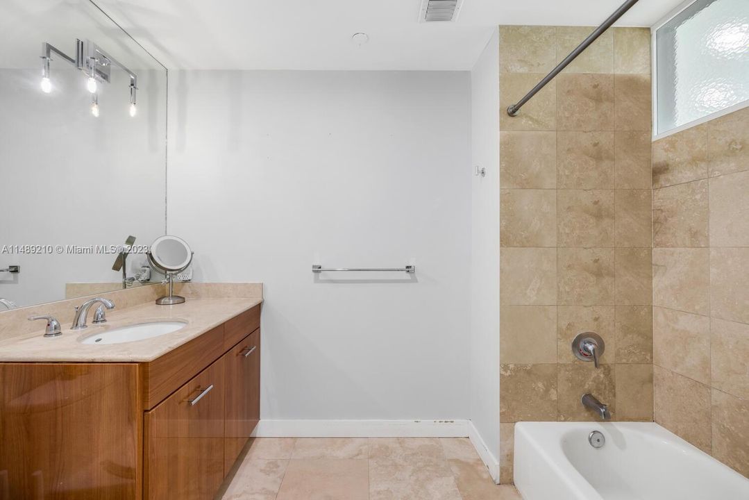 Recently Sold: $385,000 (1 beds, 1 baths, 659 Square Feet)