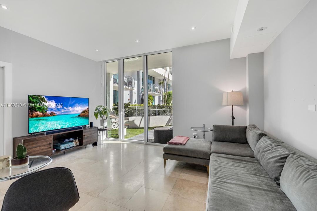 Recently Sold: $385,000 (1 beds, 1 baths, 659 Square Feet)