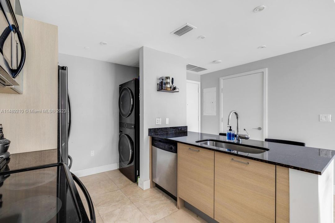 Recently Sold: $385,000 (1 beds, 1 baths, 659 Square Feet)