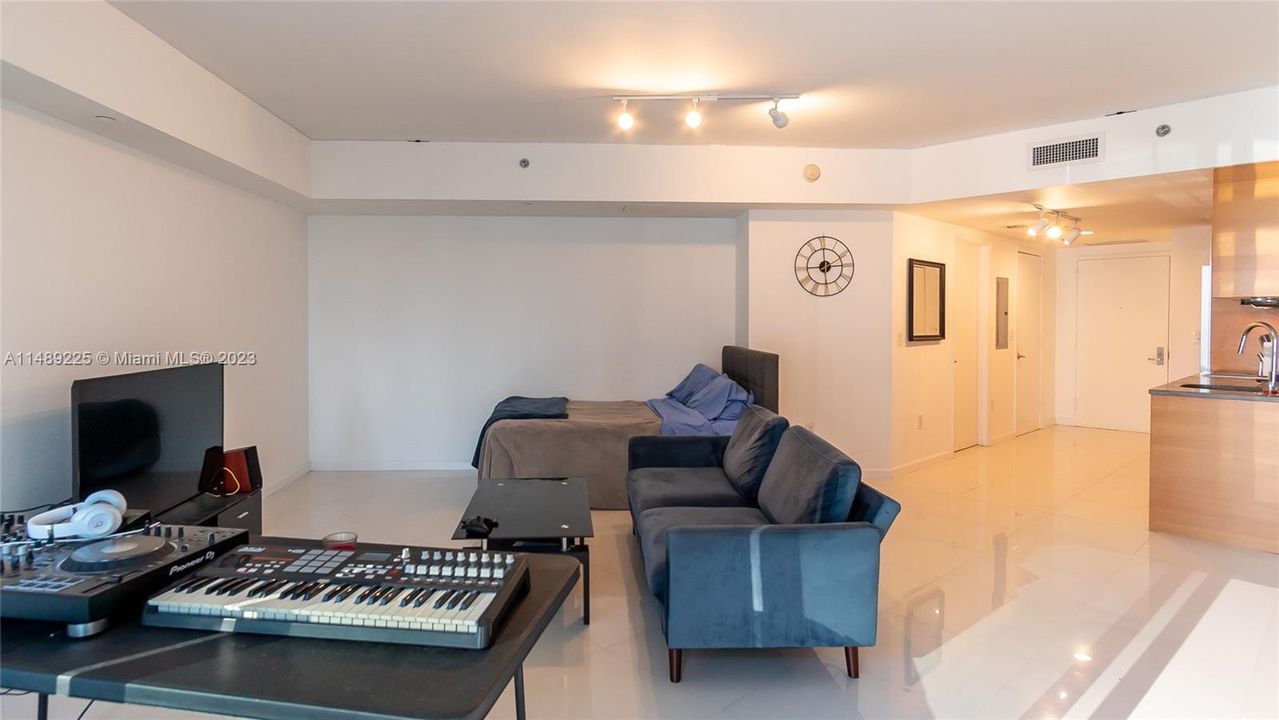 Недавно продано: $425,000 (0 спален, 1 ванн, 598 Квадратных фут)