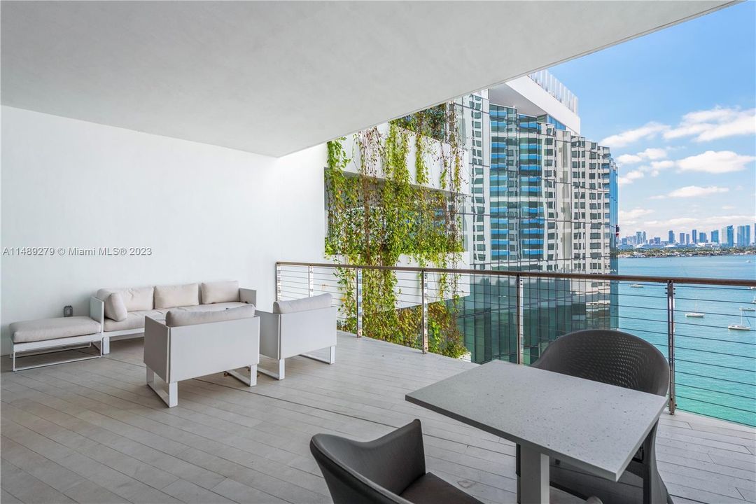 Недавно продано: $3,490,000 (2 спален, 2 ванн, 1910 Квадратных фут)